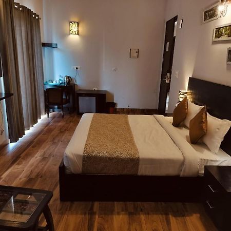 Pearl Suites At Omex Entrenity Vrindāvan Buitenkant foto