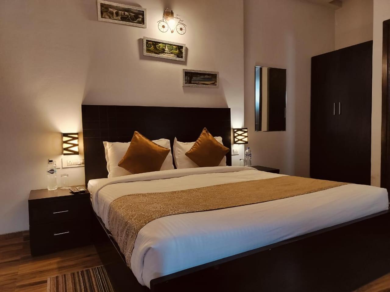 Pearl Suites At Omex Entrenity Vrindāvan Buitenkant foto
