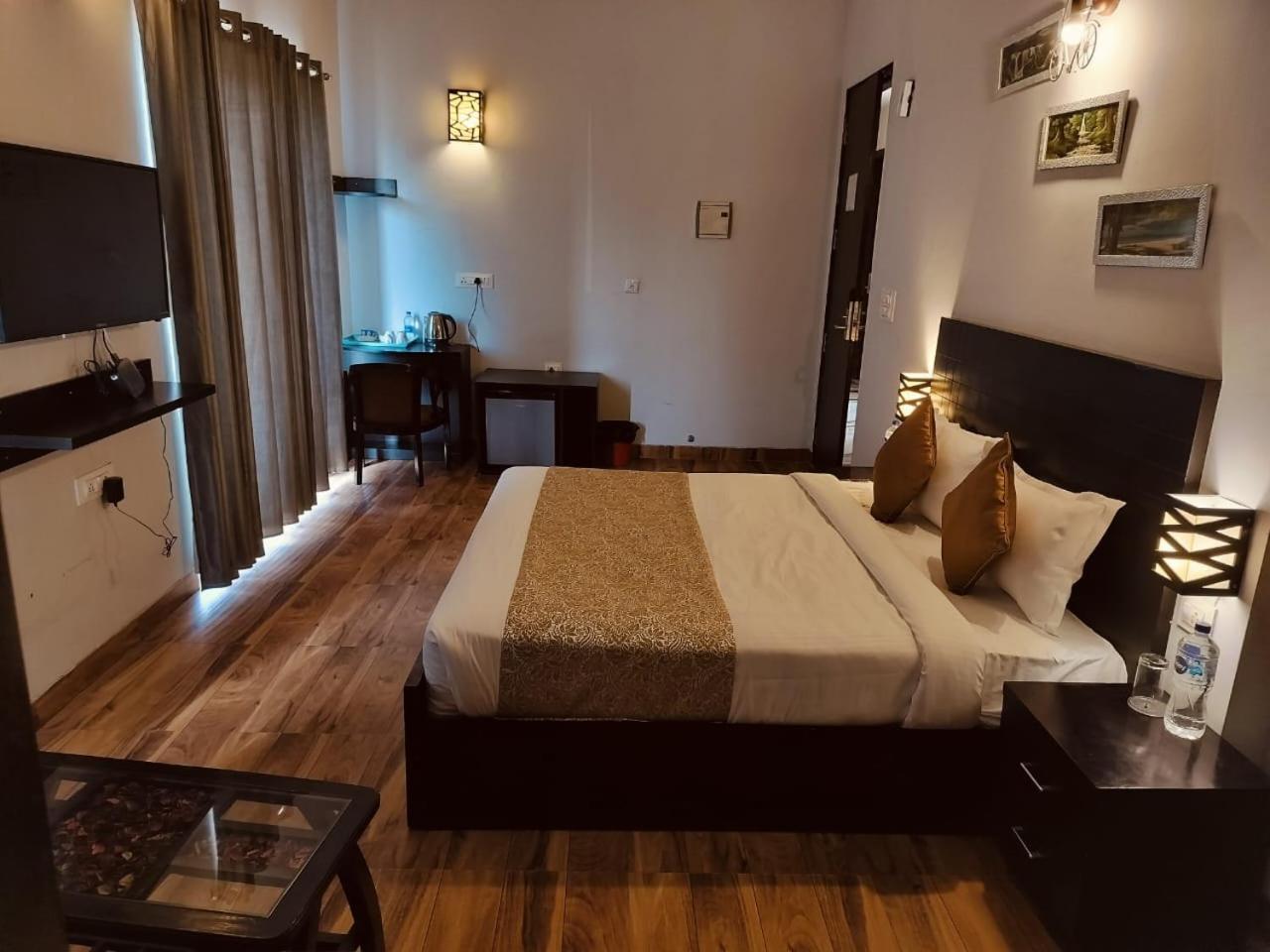 Pearl Suites At Omex Entrenity Vrindāvan Buitenkant foto