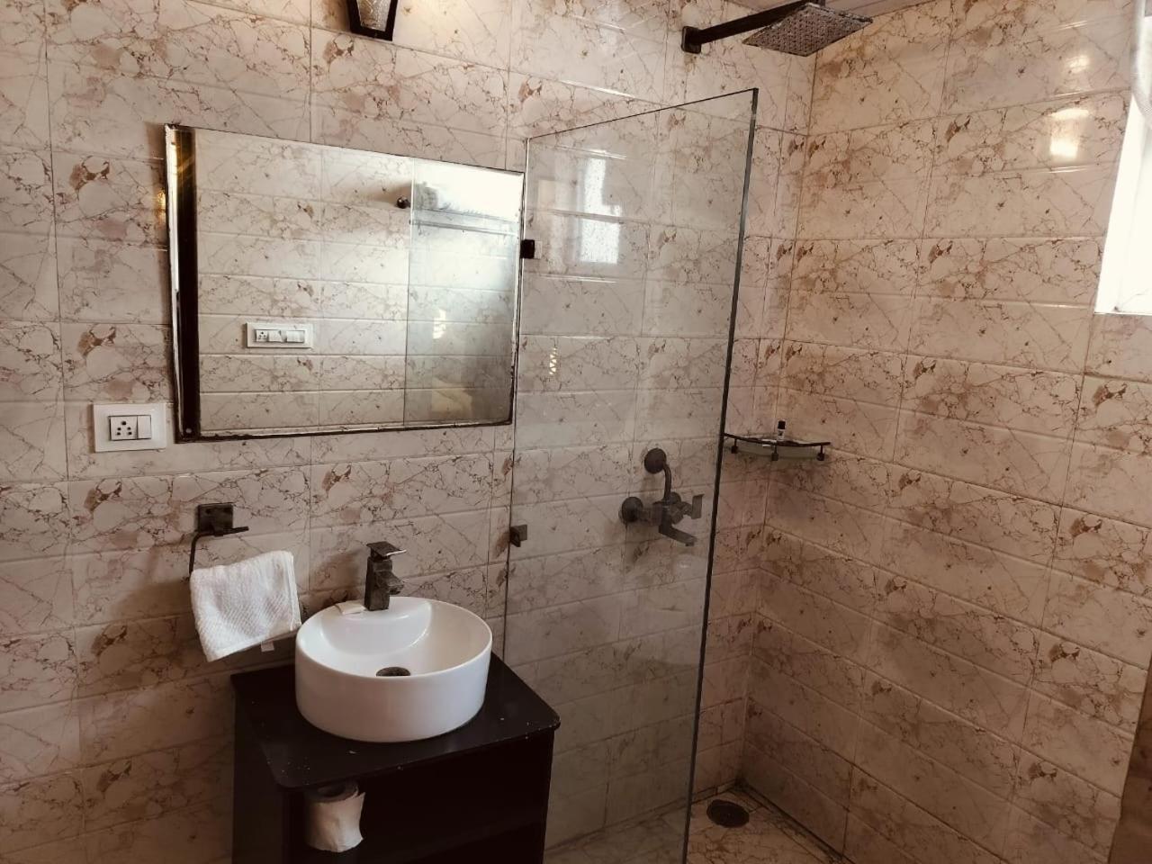 Pearl Suites At Omex Entrenity Vrindāvan Buitenkant foto