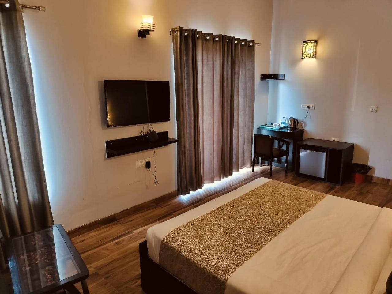Pearl Suites At Omex Entrenity Vrindāvan Buitenkant foto