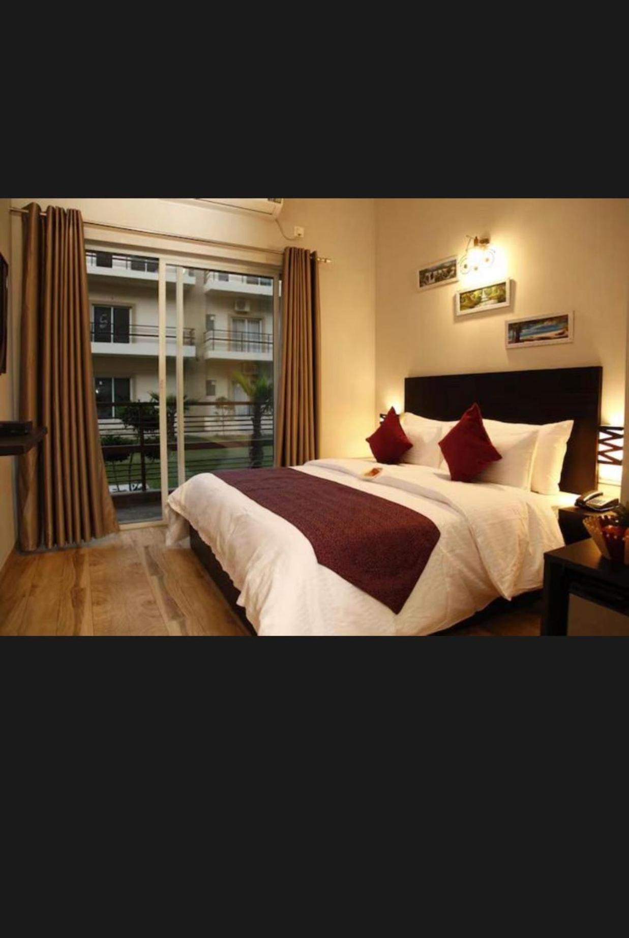 Pearl Suites At Omex Entrenity Vrindāvan Buitenkant foto