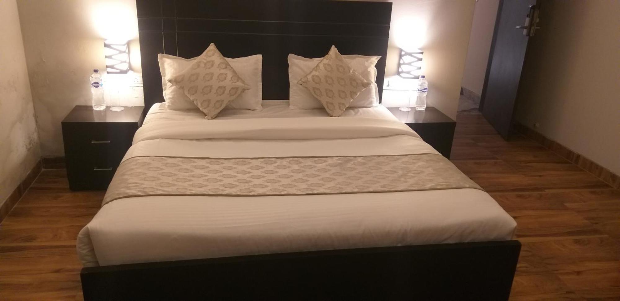 Pearl Suites At Omex Entrenity Vrindāvan Buitenkant foto