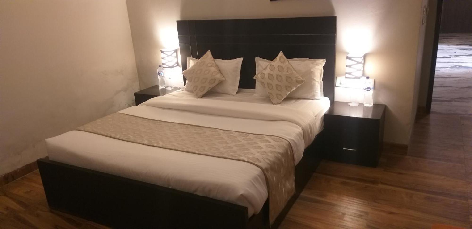 Pearl Suites At Omex Entrenity Vrindāvan Buitenkant foto