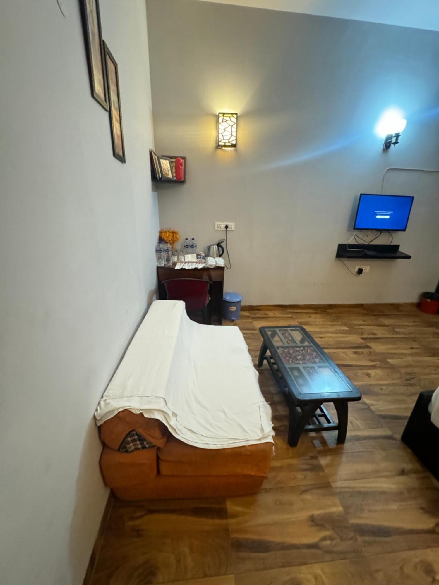 Pearl Suites At Omex Entrenity Vrindāvan Buitenkant foto