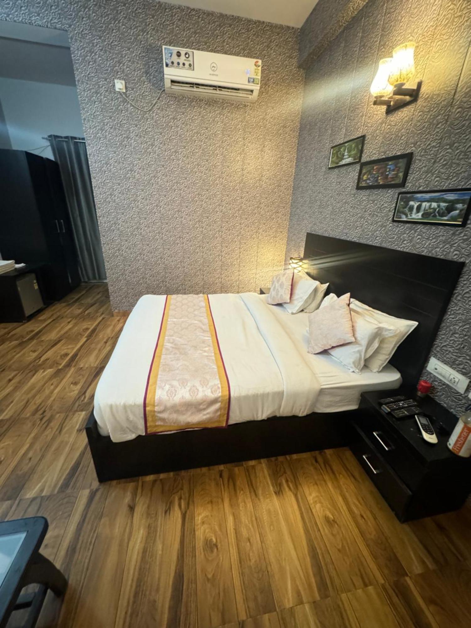 Pearl Suites At Omex Entrenity Vrindāvan Buitenkant foto